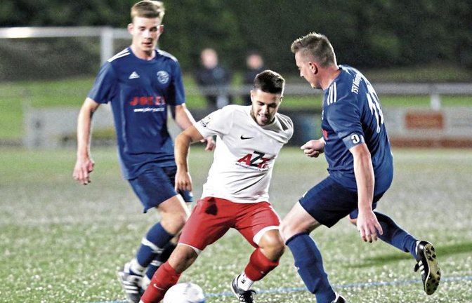 Im Flutlichtspiel beim TSV Bönnigheim setzt sich Nikola Ristomanov gleich gegen zwei Gegenspieler durch. Am Ende gewinnt der TSV Nussdorf überlegen mit 9:0. Foto: Küppers