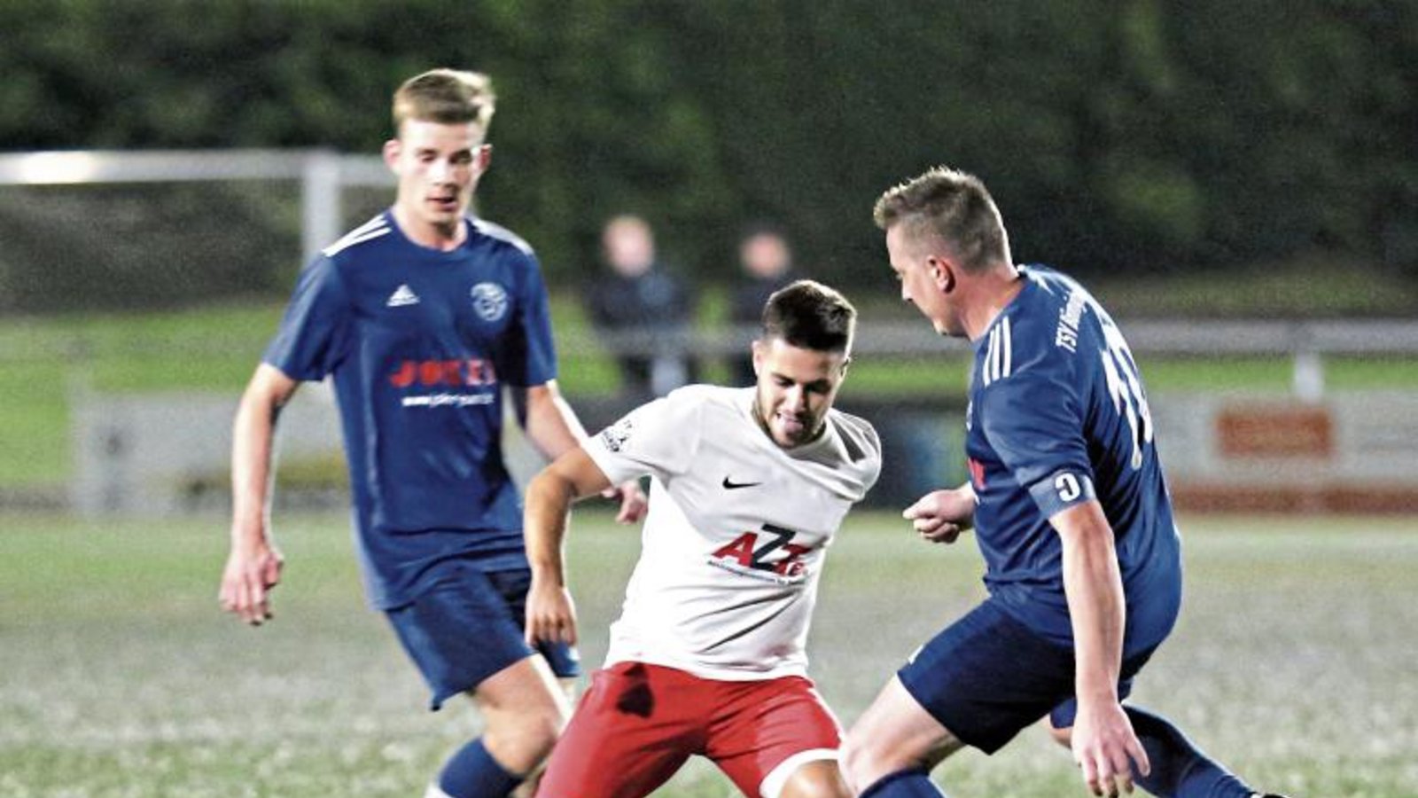 Im Flutlichtspiel beim TSV Bönnigheim setzt sich Nikola Ristomanov gleich gegen zwei Gegenspieler durch. Am Ende gewinnt der TSV Nussdorf überlegen mit 9:0. Foto: Küppers