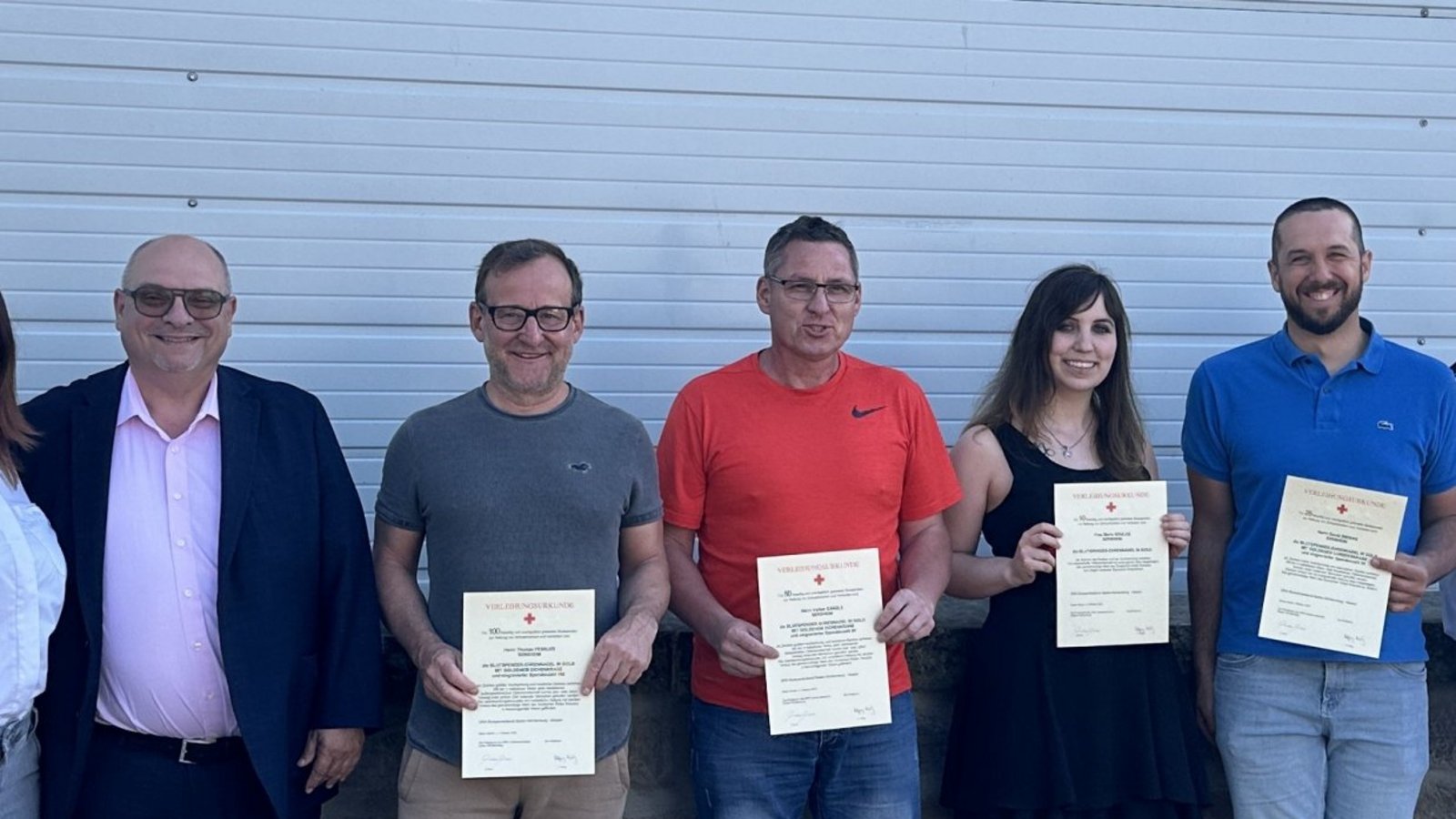 Bei der Blutspenderehrung (von links): Melanie Zanardo vom DRK, Bürgermeister Jürgen Scholz und die Geehrten Thomas Fessler, Volker Gänzle, Marta Soulas sowie David Bienias mit Bernd Mozer vom DRK.  Foto: p