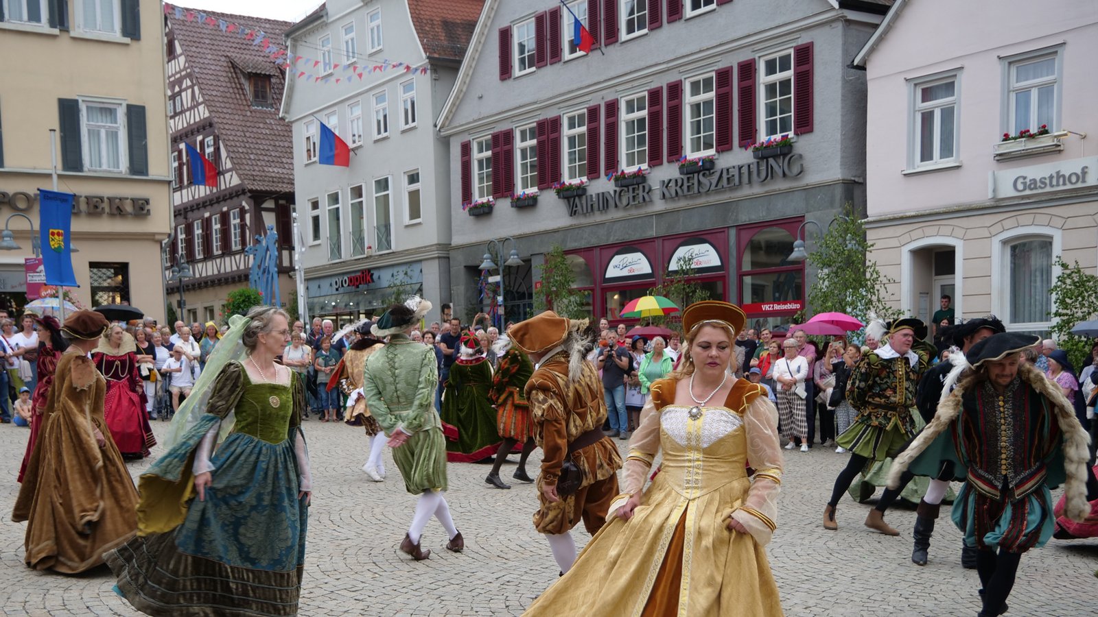 Der Maientag wird auf dem Marktplatz verabschiedet. Foto: Friedrich