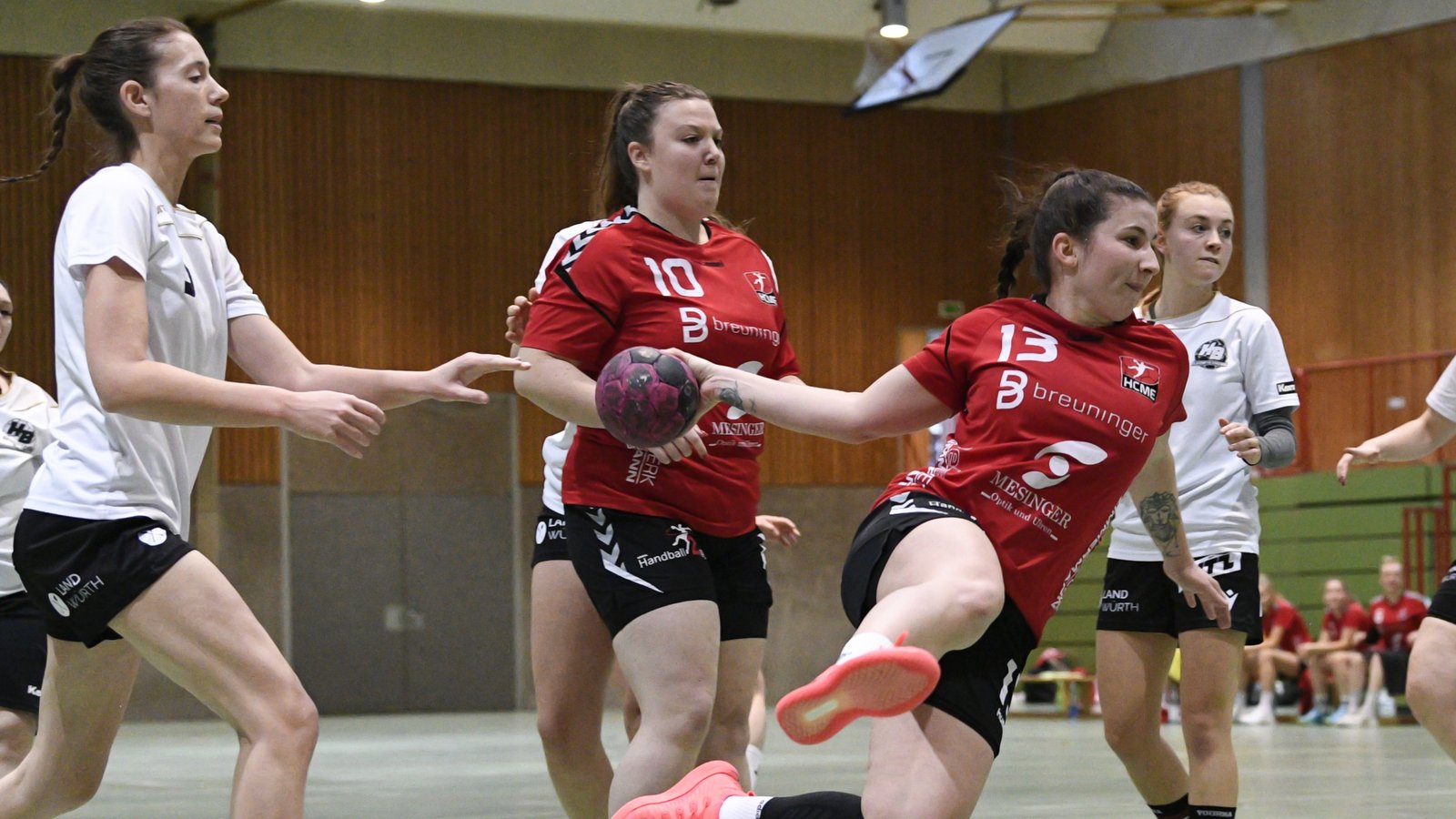 Kaum zu stoppen: Lisa Schmidt (am Ball) steuerte sieben Treffer zum Sieg des HC Metter-Enz beim TV Mundelsheim II bei. Foto: Archiv/LeitnerFoto: Archiv/Leitner