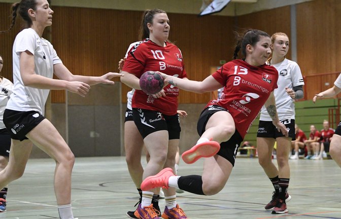 Kaum zu stoppen: Lisa Schmidt (am Ball) steuerte sieben Treffer zum Sieg des HC Metter-Enz beim TV Mundelsheim II bei. Foto: Archiv/Leitner<span class='image-autor'>Foto: Archiv/Leitner</span>