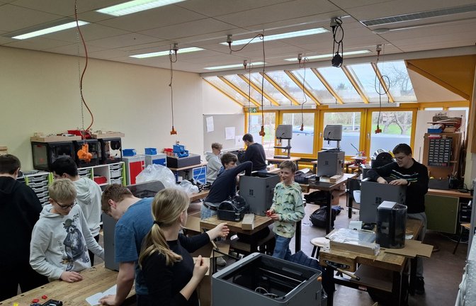 Hier wird geschafft: Beim Aufbau der 3D-Drucker packen die Schüler mit an.  <span class='image-autor'>Foto: p</span>