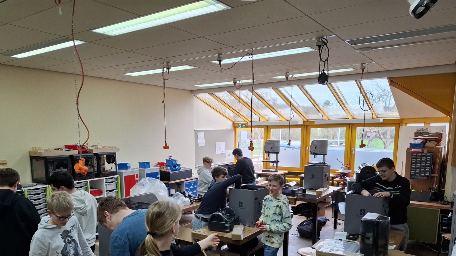 Hier wird geschafft: Beim Aufbau der 3D-Drucker packen die Schüler mit an. Foto: p Hier wird geschafft: Beim Aufbau der 3D-Drucker packen die Schüler mit an. Foto: p