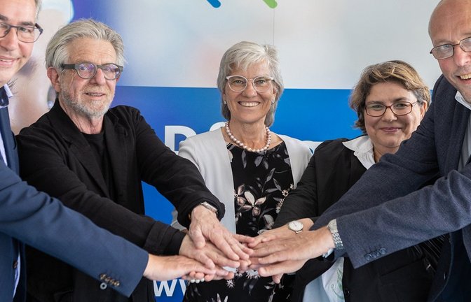 Freuen sich über die Unterzeichnung des Mietvertrags, der den Weg für den Umzug der Pflegeschule frei macht (von links): Landrat Dietmar Allgaier, Professor Dr. Jörg Martin, Oberbürgermeisterin Ursula Keck, Ursula Palmer und Lars Bergmann. <span class='image-autor'>Foto: Stollenberg</span>