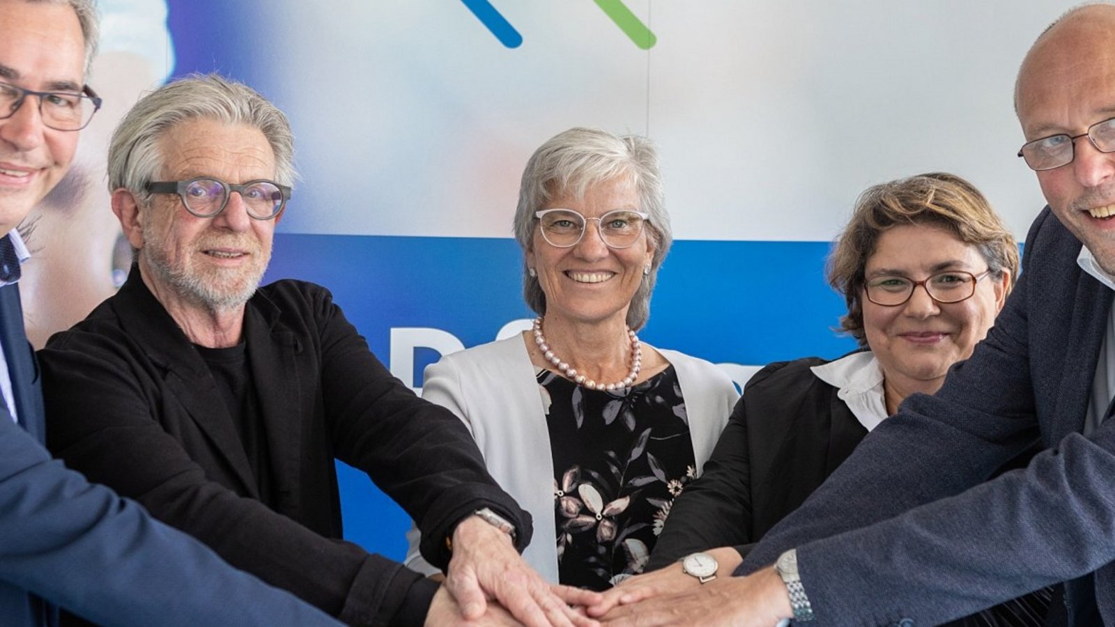 Freuen sich über die Unterzeichnung des Mietvertrags, der den Weg für den Umzug der Pflegeschule frei macht (von links): Landrat Dietmar Allgaier, Professor Dr. Jörg Martin, Oberbürgermeisterin Ursula Keck, Ursula Palmer und Lars Bergmann. Foto: Stollenberg Freuen sich über die Unterzeichnung des Mietvertrags, der den Weg für den Umzug der Pflegeschule frei macht (von links): Landrat Dietmar Allgaier, Professor Dr. Jörg Martin, Oberbürgermeisterin Ursula Keck, Ursula Palmer und Lars Bergmann. Foto: Stollenberg