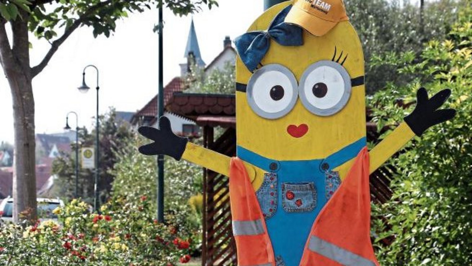 Kurz vor dem Schulanfang warnen an der engen Ortsdurchfahrt von Großglattbach bunte Figuren im Minions-Stil schon vor den zu erwartenden ABC-Schützen. Foto: Küppers Kurz vor dem Schulanfang warnen an der engen Ortsdurchfahrt von Großglattbach bunte Figuren im Minions-Stil schon vor den zu erwartenden ABC-Schützen. Foto: Küppers