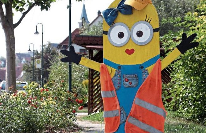 Kurz vor dem Schulanfang warnen an der engen Ortsdurchfahrt von Großglattbach bunte Figuren im Minions-Stil schon vor den zu erwartenden ABC-Schützen. Foto: Küppers