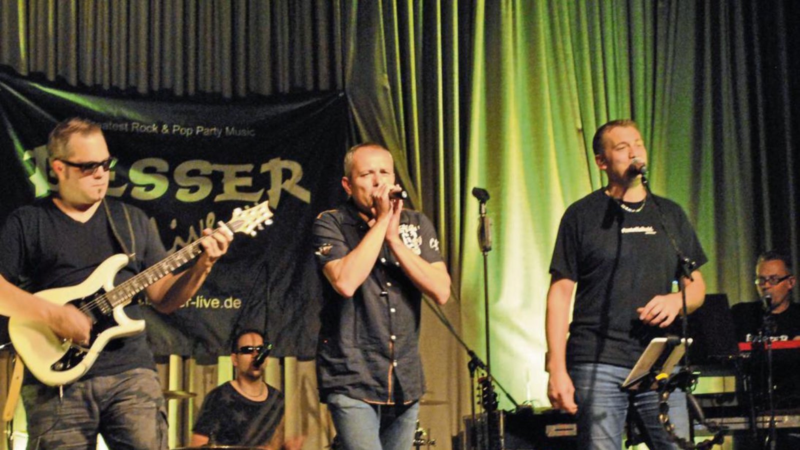 Die Gruppe „Besser“ spielte am Donnerstag in der Schützinger Festhalle zugunsten der Familienherberge Lebensweg.  Foto: Stahlfeld