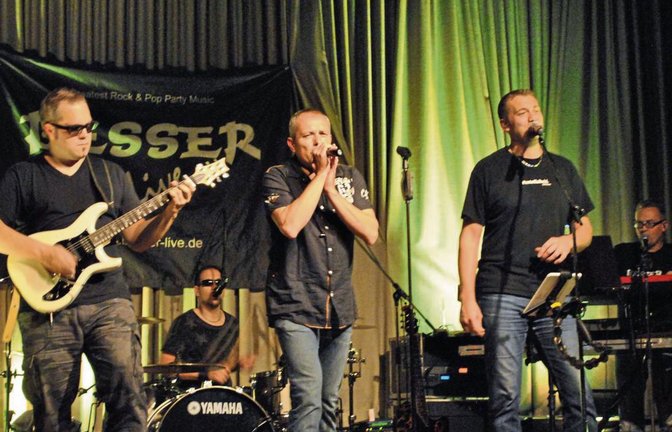 Die Gruppe „Besser“ spielte am Donnerstag in der Schützinger Festhalle zugunsten der Familienherberge Lebensweg.  Foto: Stahlfeld
