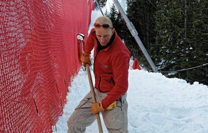 Haufenweise Schnee musste Klaus Collmer hinter den Fangzäunen wegschaufeln. Das soll sicherstellen, dass auch schwere Stürze bei den Skirennen gut abgefedert werden. Foto: privat