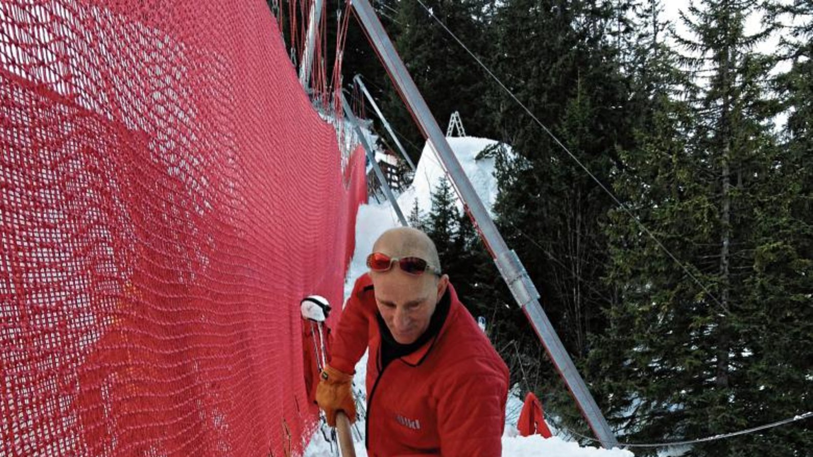 Haufenweise Schnee musste Klaus Collmer hinter den Fangzäunen wegschaufeln. Das soll sicherstellen, dass auch schwere Stürze bei den Skirennen gut abgefedert werden. Foto: privat Haufenweise Schnee musste Klaus Collmer hinter den Fangzäunen wegschaufeln. Das soll sicherstellen, dass auch schwere Stürze bei den Skirennen gut abgefedert werden. Foto: privat