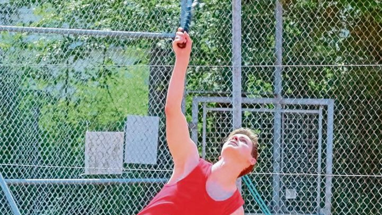 Patrick Dertinger streckt sich für den TC Illingen, muss sich aber im Einzel mit 2:6 und 1:6 sowie im Doppel mit 3:6 und 6:7 geschlagen geben. Immerhin war der Tabellenführer zu Gast. Foto: Simecek Patrick Dertinger streckt sich für den TC Illingen, muss sich aber im Einzel mit 2:6 und 1:6 sowie im Doppel mit 3:6 und 6:7 geschlagen geben. Immerhin war der Tabellenführer zu Gast. Foto: Simecek