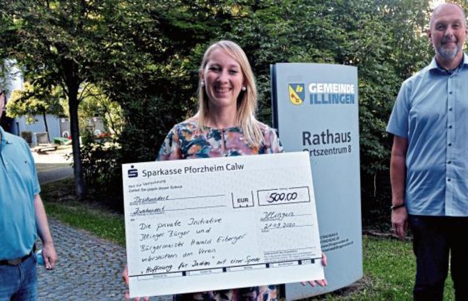 Die Spendenübergabe mit Illingens Bürgermeister Harald Eiberger (links), Carmen Kirschner vom Verein „Hoffnung für Indien“ und Rüdiger Linn, dem Initiator der Hilfsaktion.  Foto: Stahlfeld