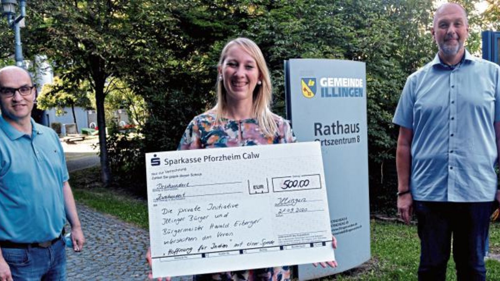 Die Spendenübergabe mit Illingens Bürgermeister Harald Eiberger (links), Carmen Kirschner vom Verein „Hoffnung für Indien“ und Rüdiger Linn, dem Initiator der Hilfsaktion. Foto: Stahlfeld Die Spendenübergabe mit Illingens Bürgermeister Harald Eiberger (links), Carmen Kirschner vom Verein „Hoffnung für Indien“ und Rüdiger Linn, dem Initiator der Hilfsaktion. Foto: Stahlfeld