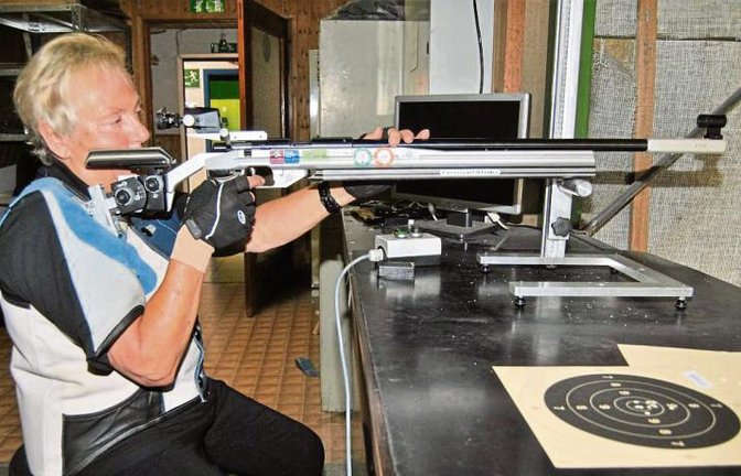 Marion Knoch vom KKSV Illingen hat in Besigheim mit dem Luftgewehr das optimale Ergebnis von 200 Ringen geschossen. Foto: Haller