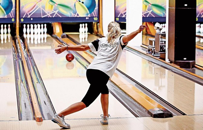 Schwungvoll geht es zu beim Spieltag in der 2. Bundesliga in Feuerbach: Beim Bowling spielt die Technik, vor allem das Handgelenk, eine entscheidende Rolle.  Foto: Baumann