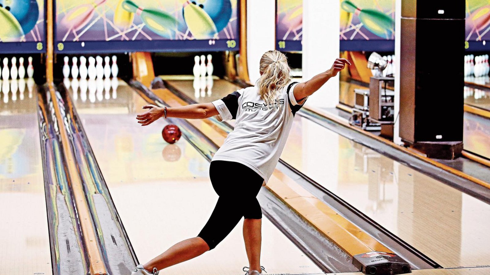 Schwungvoll geht es zu beim Spieltag in der 2. Bundesliga in Feuerbach: Beim Bowling spielt die Technik, vor allem das Handgelenk, eine entscheidende Rolle.  Foto: Baumann