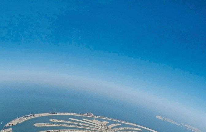 Klaus Renz liebt den freien Fall aus 1000 Metern Höhe vom Burj Chalifa in Dubai, dem mit 812 Metern höchsten Gebäude der Welt – und er genießt den Blick auf die künstlich aufgeschüttete Palmeninsel in der Nähe des Luxushotels Burj al Arab Foto: StN
