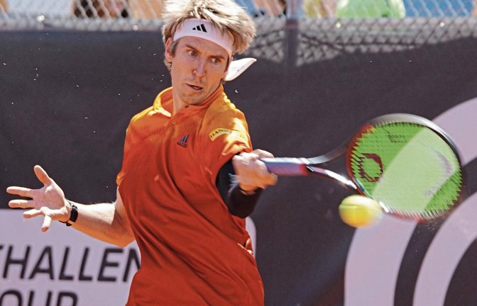 Cedrik-Marcel Stebe liefert sich mit Dennis Novak ein relativ hochklassiges Match mit vielen druckvollen Vorhandschlägen. Foto: Archiv/Nachreiner