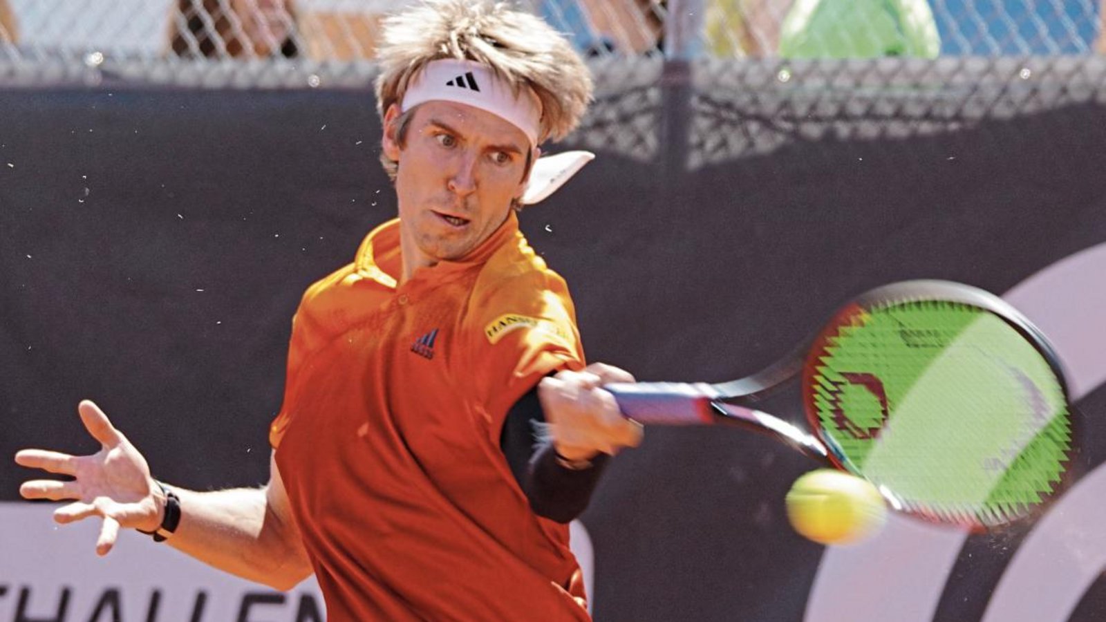 Cedrik-Marcel Stebe liefert sich mit Dennis Novak ein relativ hochklassiges Match mit vielen druckvollen Vorhandschlägen. Foto: Archiv/Nachreiner