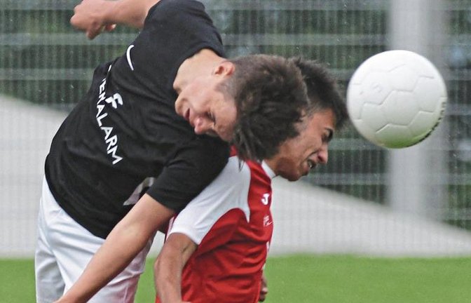 Artistisch schraubt sich Kai Stephan, Rechtsverteidiger der SGM Großglattbach/Iptingen/Nussdorf, um einen Spieler des FC Perosa herum und klärt per Kopf. Foto: Nachreiner