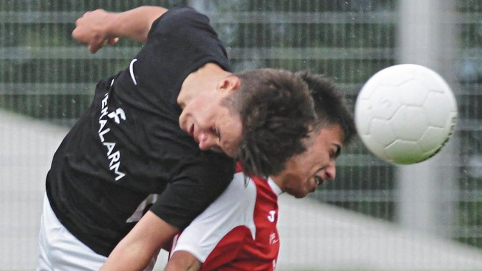 Artistisch schraubt sich Kai Stephan, Rechtsverteidiger der SGM Großglattbach/Iptingen/Nussdorf, um einen Spieler des FC Perosa herum und klärt per Kopf. Foto: Nachreiner Artistisch schraubt sich Kai Stephan, Rechtsverteidiger der SGM Großglattbach/Iptingen/Nussdorf, um einen Spieler des FC Perosa herum und klärt per Kopf. Foto: Nachreiner