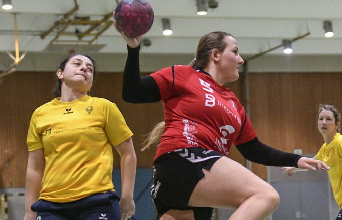 Sina Pachner (Mitte) und die Handballerinnen des HC Metter-Enz haben den neunten Sieg im zehnten Saisonspiel eingefahren. <span class='image-autor'>Foto: Leitner</span>