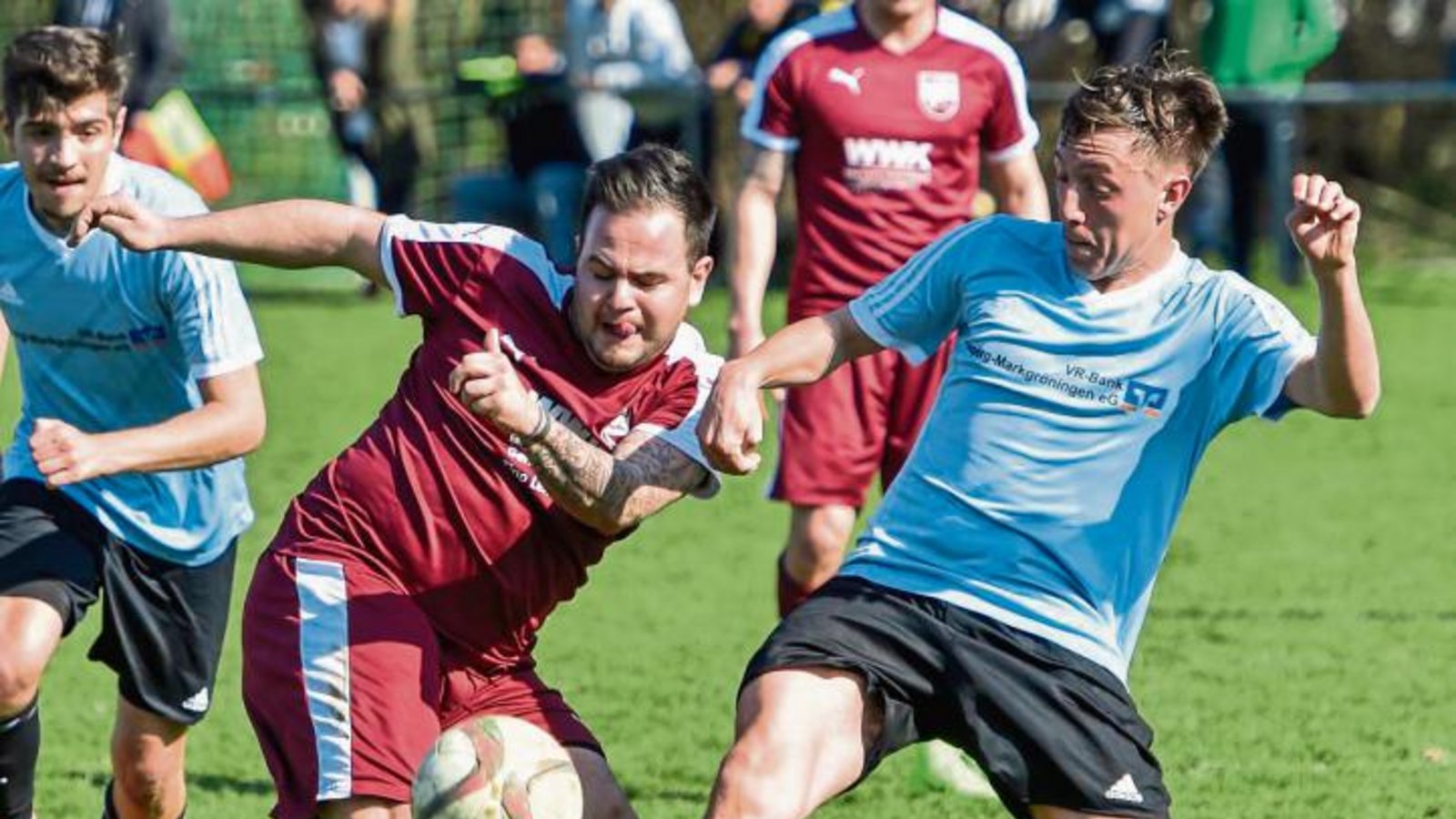 Riets Spielertrainer Pasquale Arena (Mitte) im Zweikampf mit Dominic Reiter. Foto: Leitner