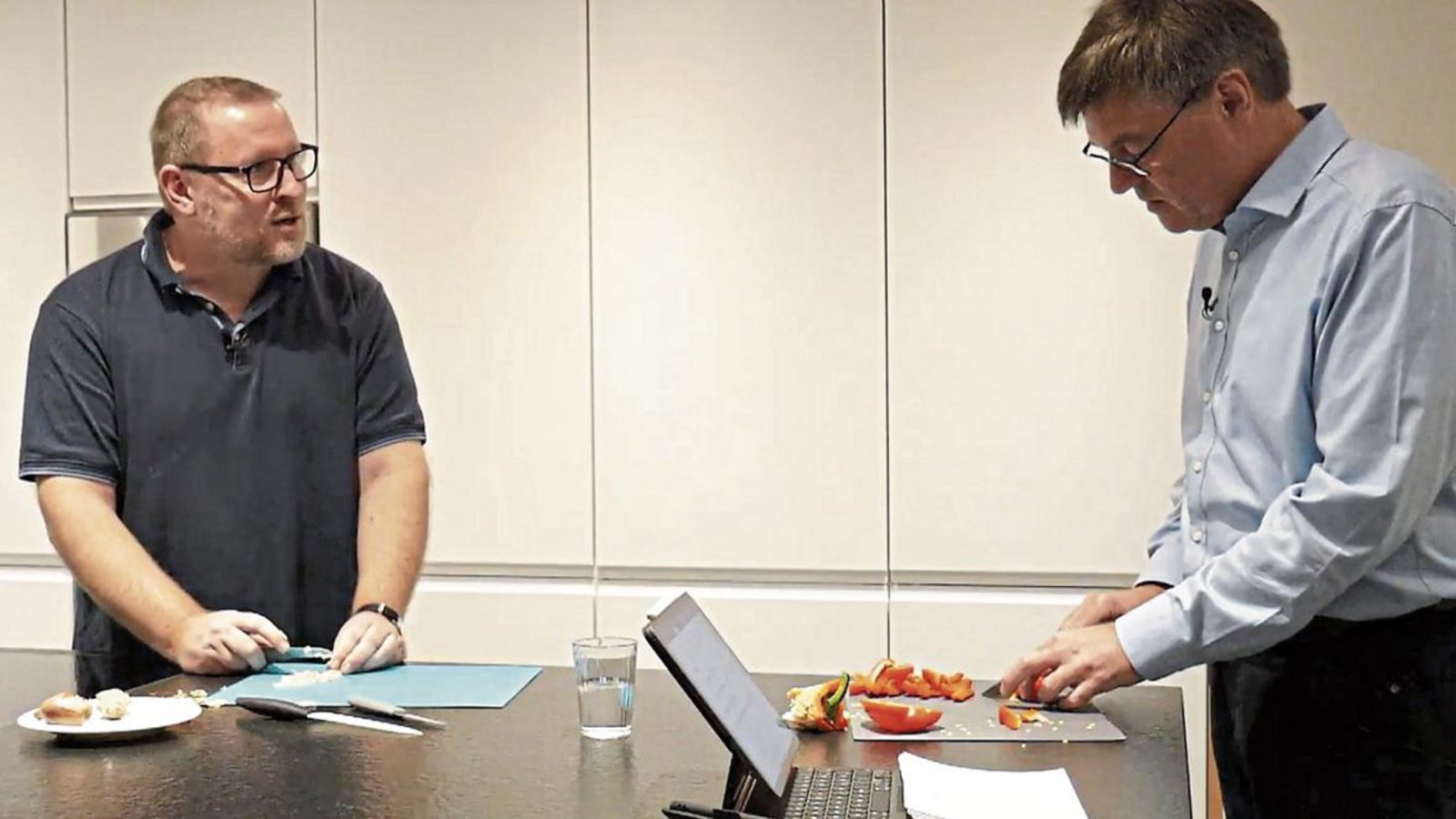 Der frühere VKZ-Mitarbeiter und Autor mehrerer Bücher, Thomas Hammer (links), hat sich bei einer regionalen Internet-Kochsendung mit Moderator Michael Gutjahr übers Kochen und seinen beruflichen Werdegang unterhalten. Foto: Friedrich