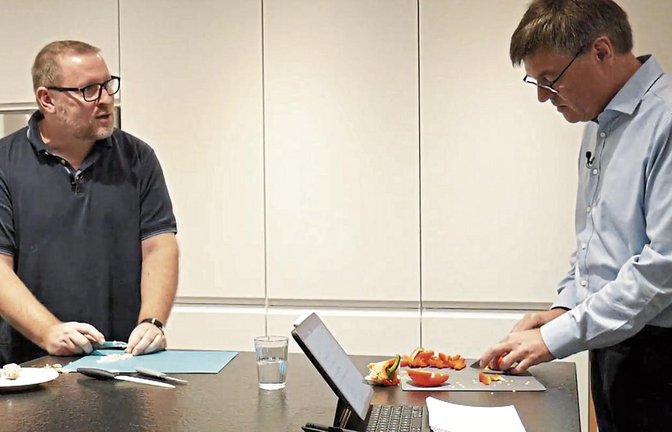 Der frühere VKZ-Mitarbeiter und Autor mehrerer Bücher, Thomas Hammer (links), hat sich bei einer regionalen Internet-Kochsendung mit Moderator Michael Gutjahr übers Kochen und seinen beruflichen Werdegang unterhalten. Foto: Friedrich