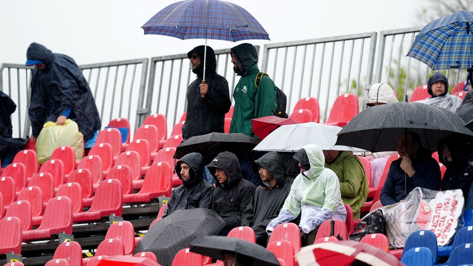 Fans sitzen während des Freien Trainings mit Regenschirmen auf der Tribüne.Foto: David Davies/PA Wire/dpa