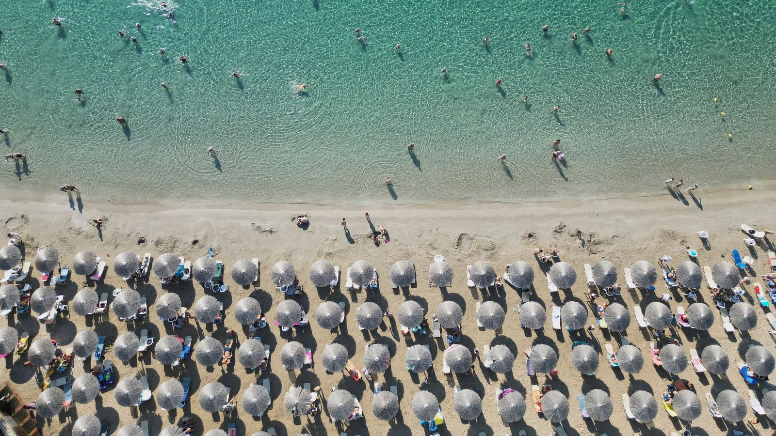 Viele Urlauber zieht es weiterhin nach Griechenland – Hoteliers blicken jedoch mit Unsicherheit auf den Sommer. (Archivbild)Foto: Thanassis Stavrakis/AP/dpa