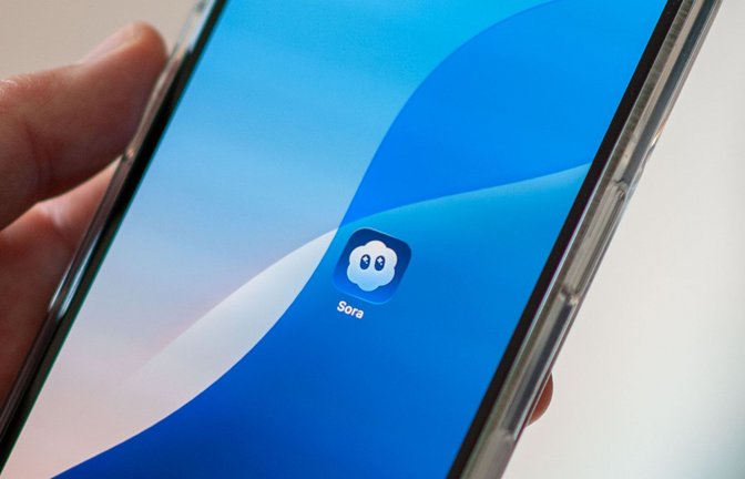 Mit Sora konnten Nutzer auch selbst in den per KI generierten Videos auftauchen. (Archivbild)<span class='image-autor'>Foto: Andrej Sokolow/dpa</span>