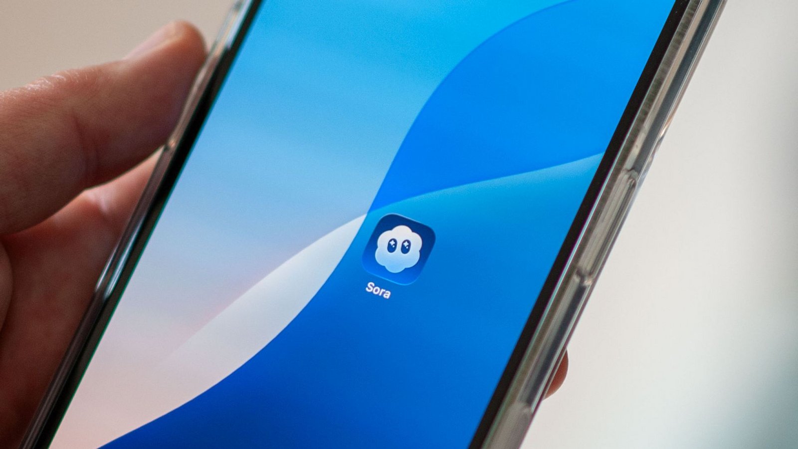 Mit Sora konnten Nutzer auch selbst in den per KI generierten Videos auftauchen. (Archivbild)Foto: Andrej Sokolow/dpa