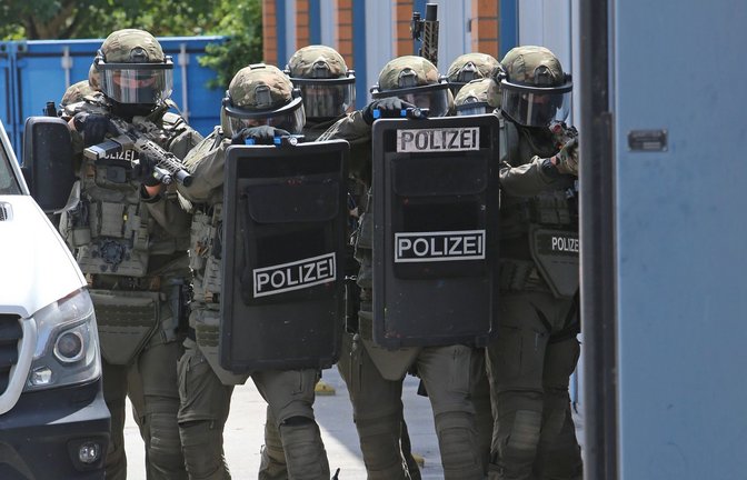 Polizeibeamte eines Spezialeinsatzkommandos bei einer Übung im vergangenen Jahr<span class='image-autor'>Foto: IMAGO/Björn Trotzki/IMAGO/Björn Trotzki</span>