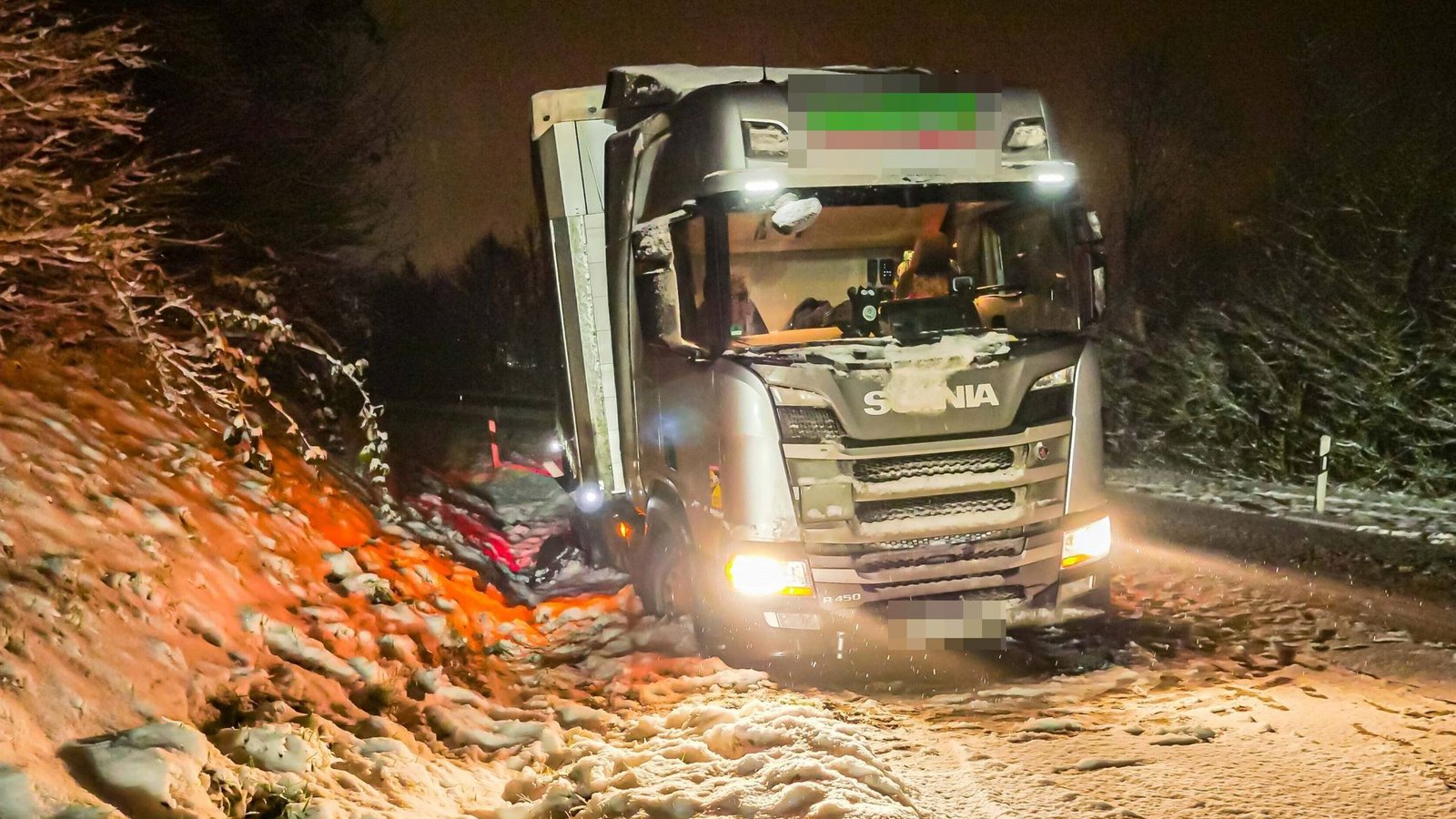 Ein Lkw kam von der Straße ab und fuhr sich am Straßenrand fest.Foto: Alexander Hald/7aktuell.de Ein Lkw kam von der Straße ab und fuhr sich am Straßenrand fest.Foto: Alexander Hald/7aktuell.de