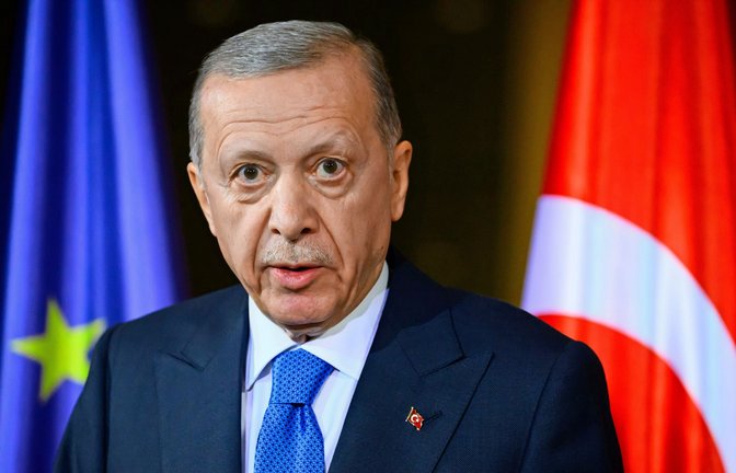 Der türkische Präsident Erdogan (hier im Bild) bezeichnet Israels Regierungschef Netanjahu als „Schlächter von Gaza“ (Archivbild).<span class='image-autor'>Foto: Bernd von Jutrczenka/dpa/Bernd von Jutrczenka</span>