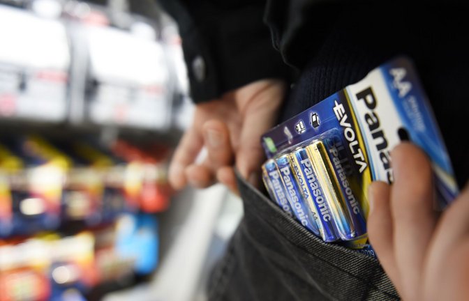 Ein 19-jähriger Ladendieb ist in Heidenheim renitent geworden (Symbolbild).<span class='image-autor'>Foto: picture alliance / dpa/Felix Kästle</span>