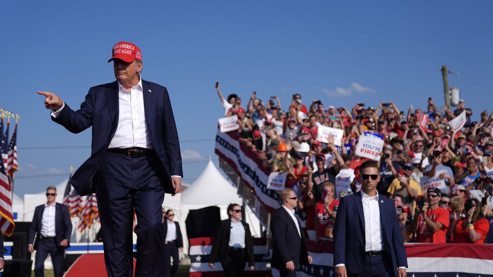 Vor dem Wahlkampfauftritt: Trump mit SchirmmützeFoto: dpa/Evan Vucci Vor dem Wahlkampfauftritt: Trump mit SchirmmützeFoto: dpa/Evan Vucci