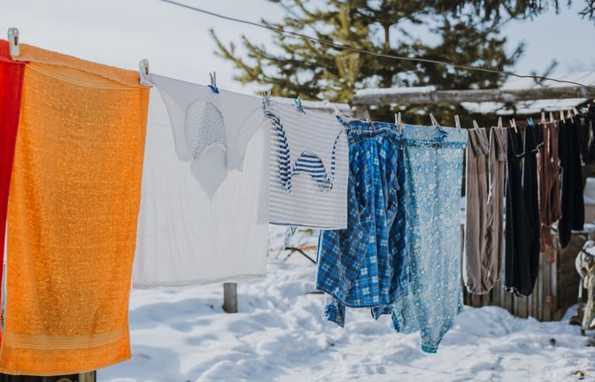 Erfahren Sie, wie Sie Ihre Wäsche auch im Winter draußen trocknen können, warum Sublimation dabei eine Rolle spielt und welche Bedingungen für das Frosttrocknen optimal sind.<span class='image-autor'>Foto: Ivan Babydov / Shutterstock.com</span>