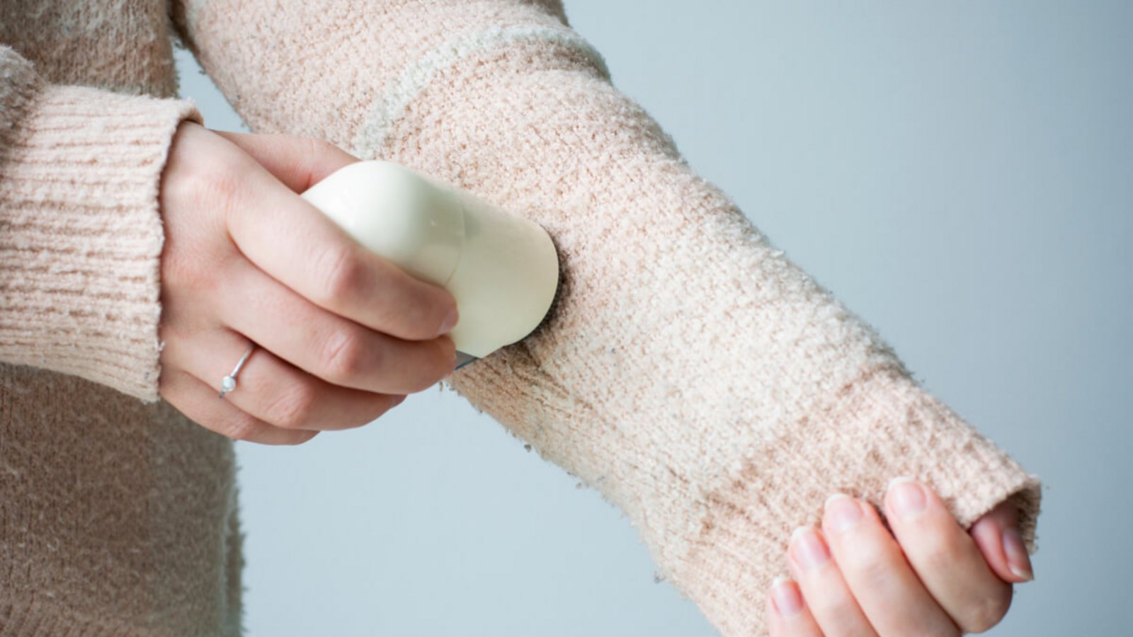 Ob Wollpullover, Fleecejacke oder auf dem Sofa - hier erfahren Sie, wie Sie Pilling entfernen und vorbeugen können.Foto: Ellyy / Shutterstock.com Ob Wollpullover, Fleecejacke oder auf dem Sofa - hier erfahren Sie, wie Sie Pilling entfernen und vorbeugen können.Foto: Ellyy / Shutterstock.com