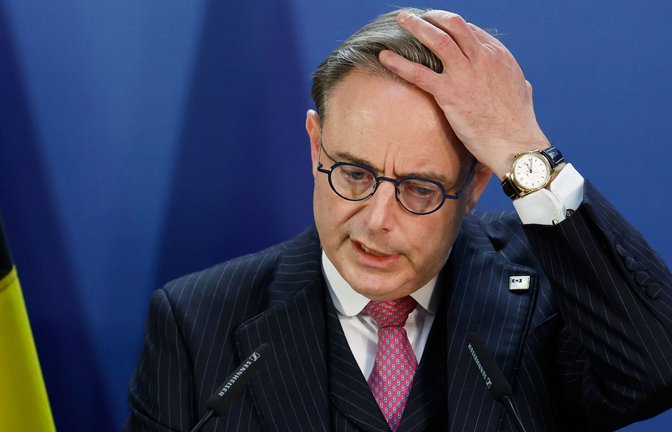 Belgiens Premier Bart De Wever auf einer Pressekonferenz.<span class='image-autor'>Foto: AP/dpa/Geert Vanden Wijngaert</span>