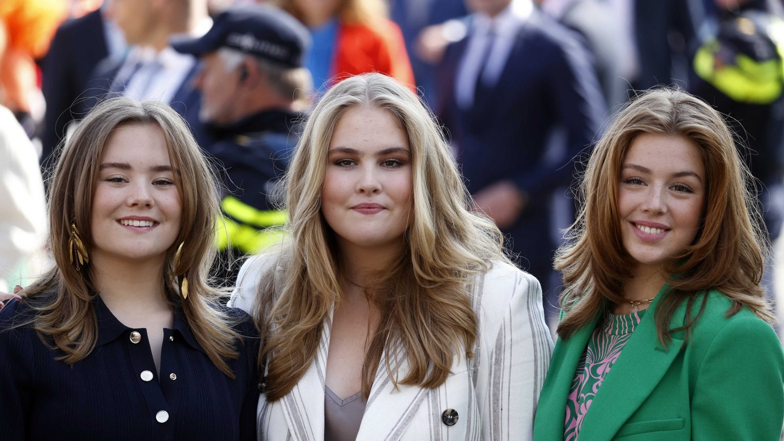 2022: Prinzessinnen Alexia (r) der Niederlande steht für ein Foto mit ihren Schwestern Ariane und Amalia uam Königstag in Maastricht. Die Niederländer feiern den Königstag nach zwei Jahren Corona-Pause.Foto: picture alliance/dpa/ANP | Sem Van Der Wal