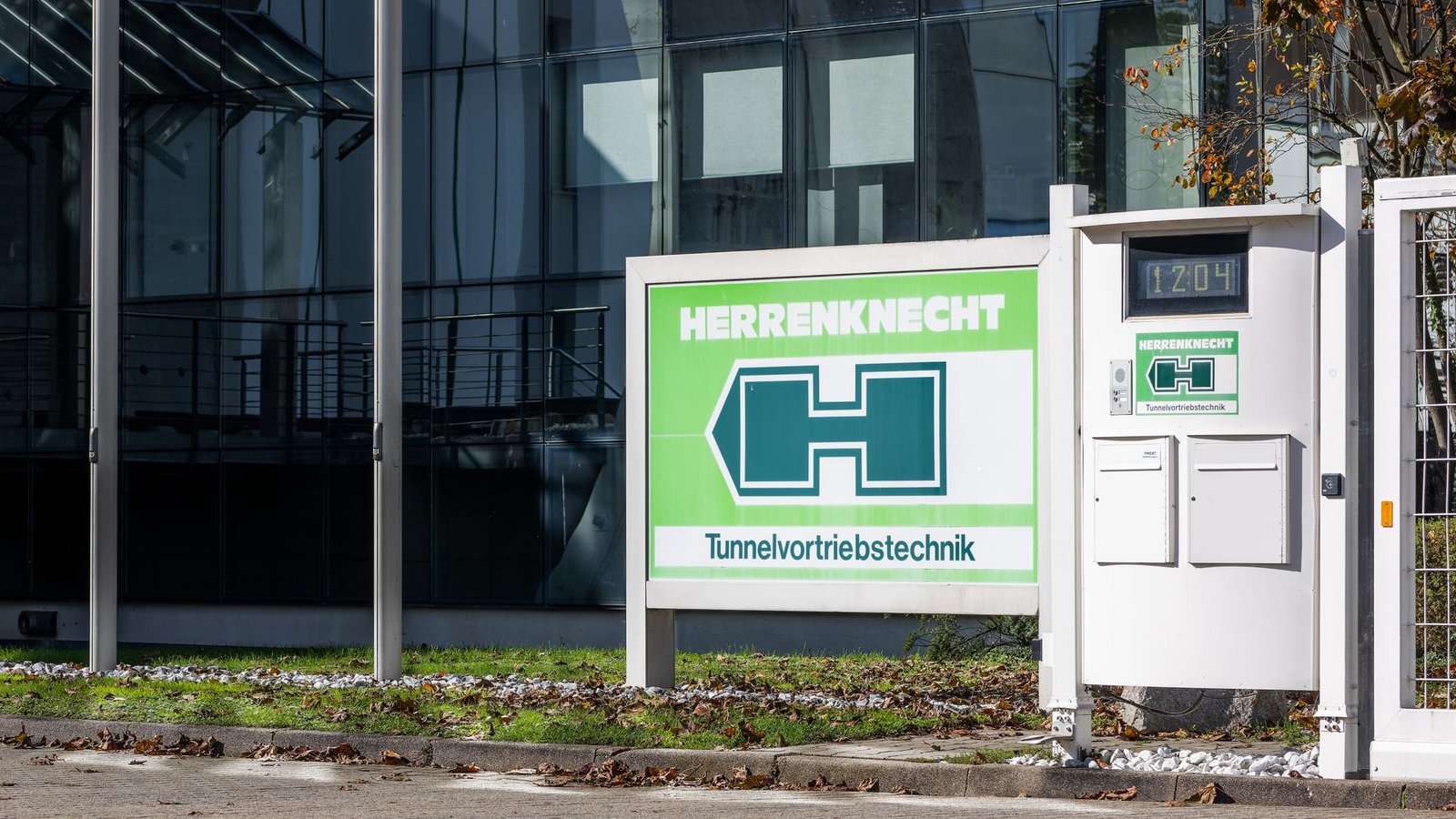 Der Streit um entfernte Blumenkübel zwischen der Gemeinde Schwanau und Unternehmer Martin Herrenknecht wird immer kurioser (Archivfoto).Foto: Philipp von Ditfurth/dpa/Philipp von Ditfurth Der Streit um entfernte Blumenkübel zwischen der Gemeinde Schwanau und Unternehmer Martin Herrenknecht wird immer kurioser (Archivfoto).Foto: Philipp von Ditfurth/dpa/Philipp von Ditfurth