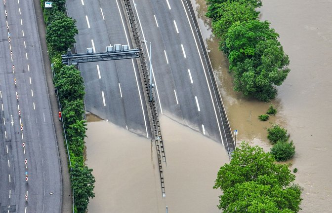 Die Autobahnauffahrt zur A620 in Saarbrücken ist überschwemmt. Heftiger Dauerregen hat im Saarland vielfache Überflutungen und Erdrutsche verursacht.<span class='image-autor'>Foto: Laszlo Pinter/dpa</span>
