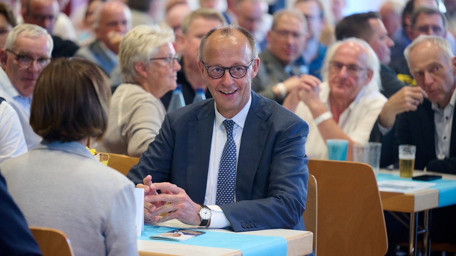 Ein Wohlfühltermin für Friedrich Merz: Eine CDU-Festveranstaltung in seiner Heimat Arnsberg.Foto: Bernd Thissen/dpa Ein Wohlfühltermin für Friedrich Merz: Eine CDU-Festveranstaltung in seiner Heimat Arnsberg.Foto: Bernd Thissen/dpa