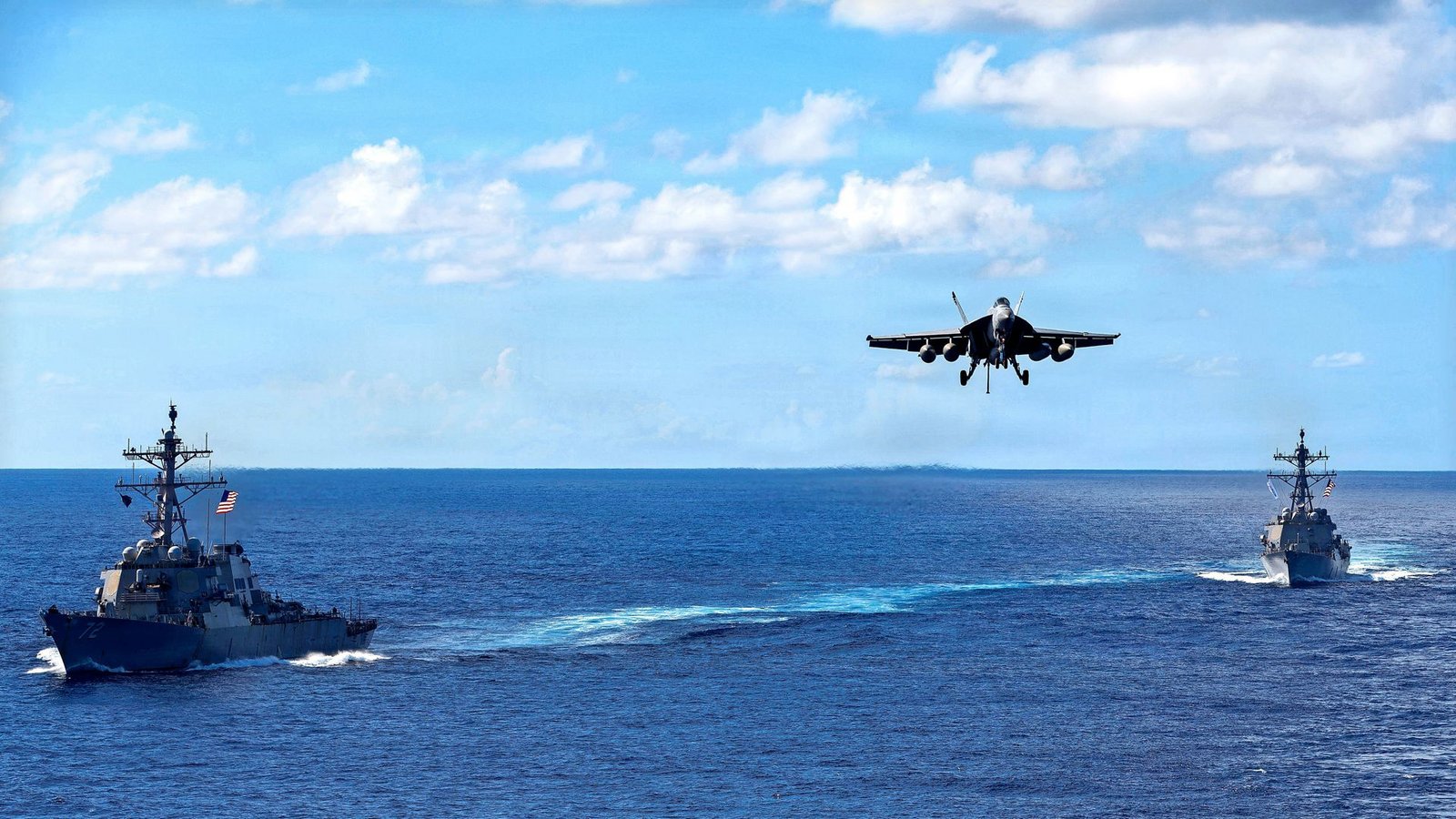 Jagd auf mutmaßliche Drogenboote: Ein Kampfjet setzt zur Landung auf dem Flugzeugträger USS Gerald R. Ford an.Foto: Petty Officer 2nd Class Triniti Jagd auf mutmaßliche Drogenboote: Ein Kampfjet setzt zur Landung auf dem Flugzeugträger USS Gerald R. Ford an.Foto: Petty Officer 2nd Class Triniti