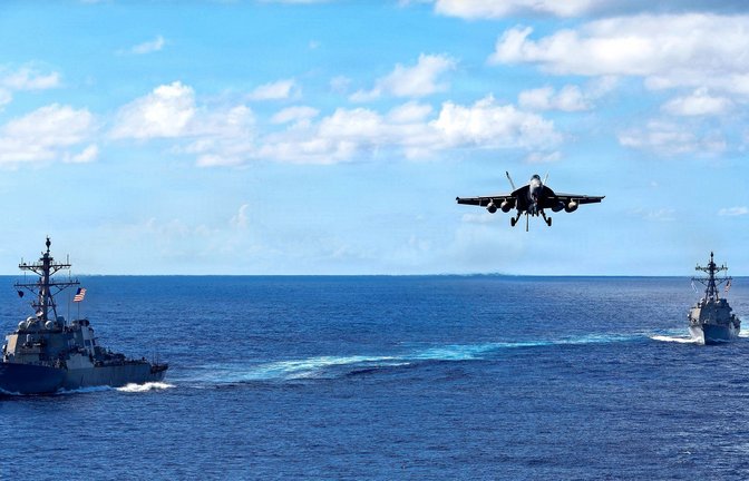 Jagd auf mutmaßliche Drogenboote: Ein Kampfjet setzt zur Landung auf dem Flugzeugträger USS Gerald R. Ford an.<span class='image-autor'>Foto: Petty Officer 2nd Class Triniti</span>