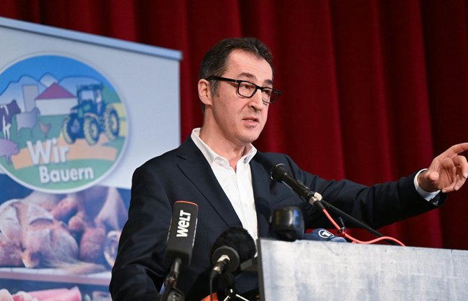 Cem Özdemir  bei einer Bauernkundgebung beim Kalten Markt in der Stadthalle von Ellwangen.<span class='image-autor'>Foto: dpa/Bernd Weißbrod</span>